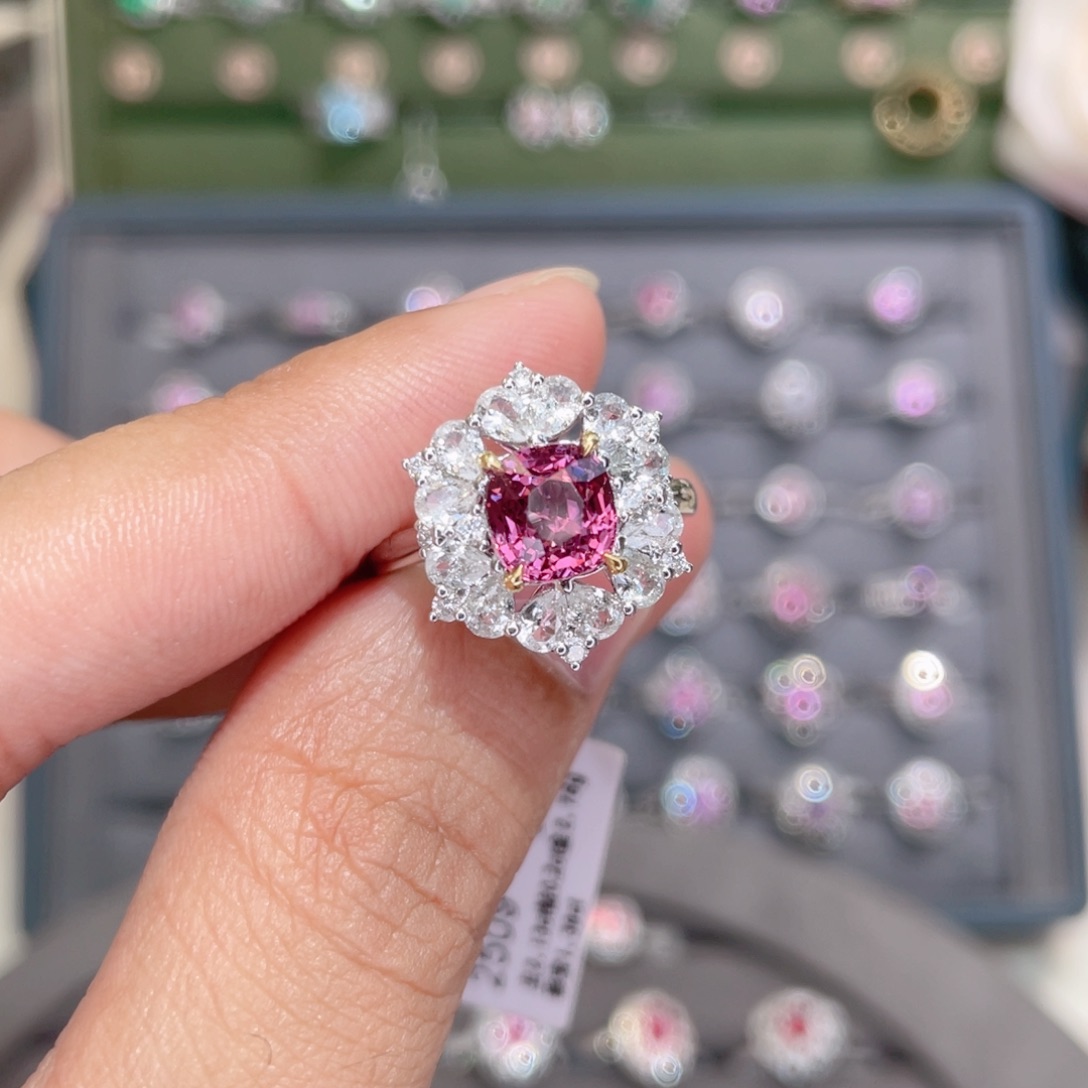 尖晶石戒指18K金镶嵌2.13ct 缅甸