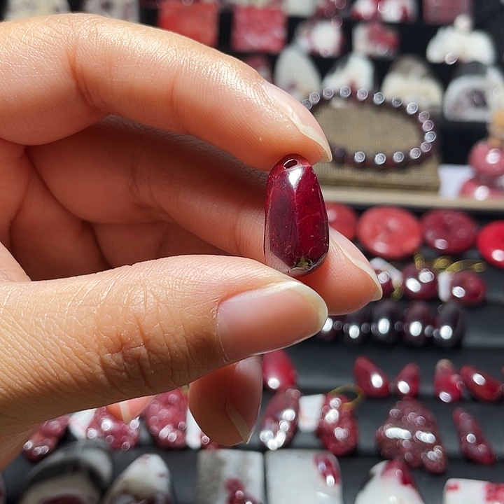 天然辰砂原矿随形吊坠5克