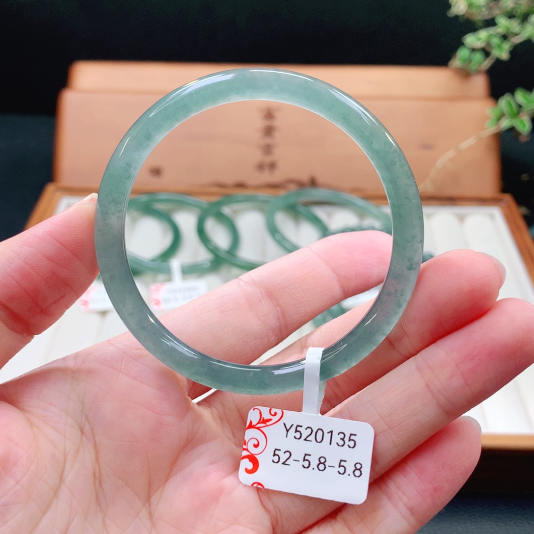 翡翠手镯（圆镯）未镶嵌