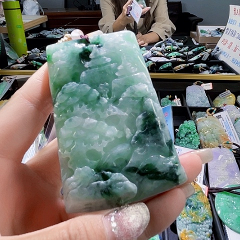 翡翠未镶嵌颈饰一个