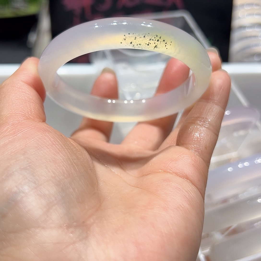 鹑***餮玛瑙/玉髓未镶嵌手镯