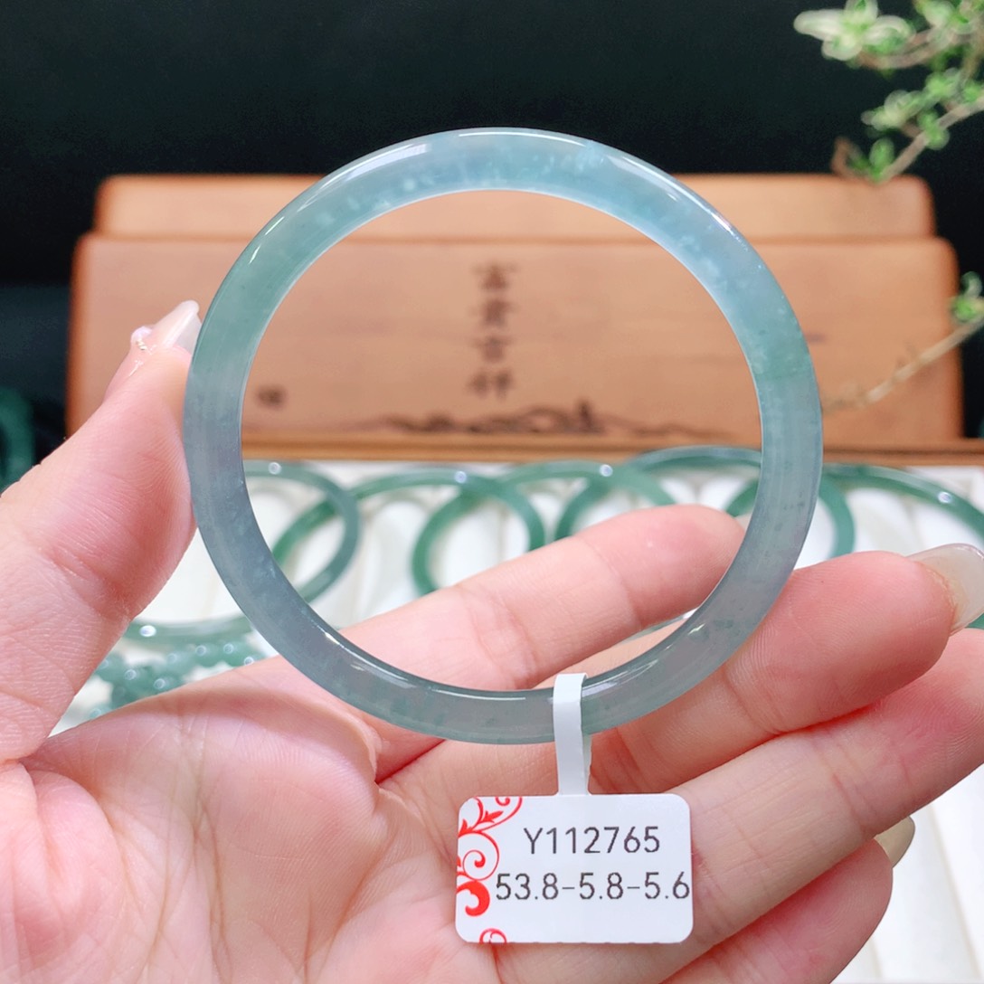 翡翠手镯未镶嵌天然