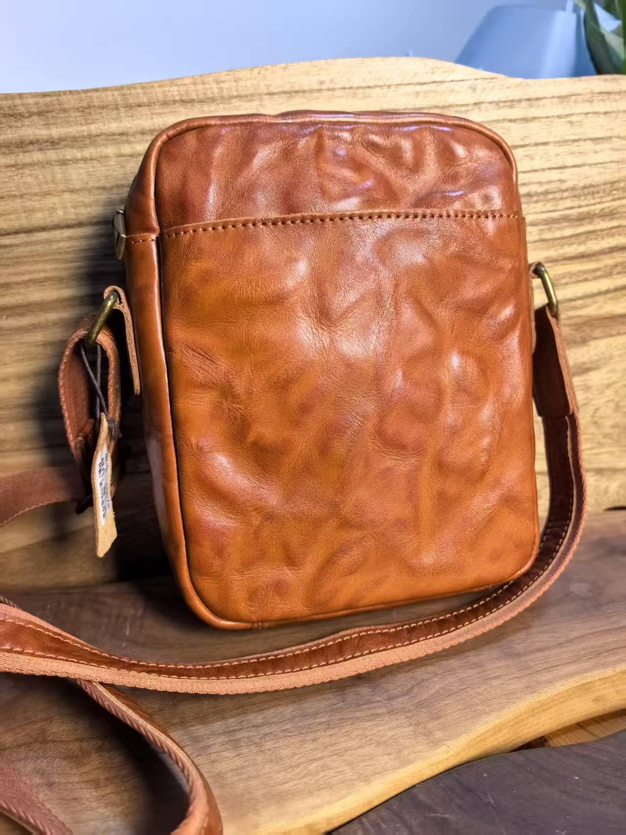 植鞣头层牛皮复古手抓纹男款斜挎包通勤包手机包真皮斜挎男包休闲