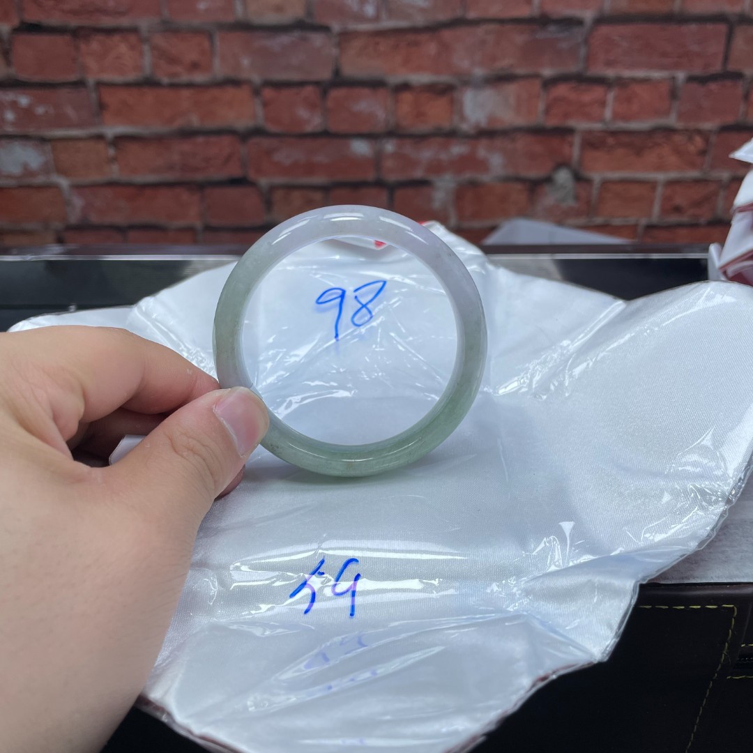 毛货手镯需精细抛光/98