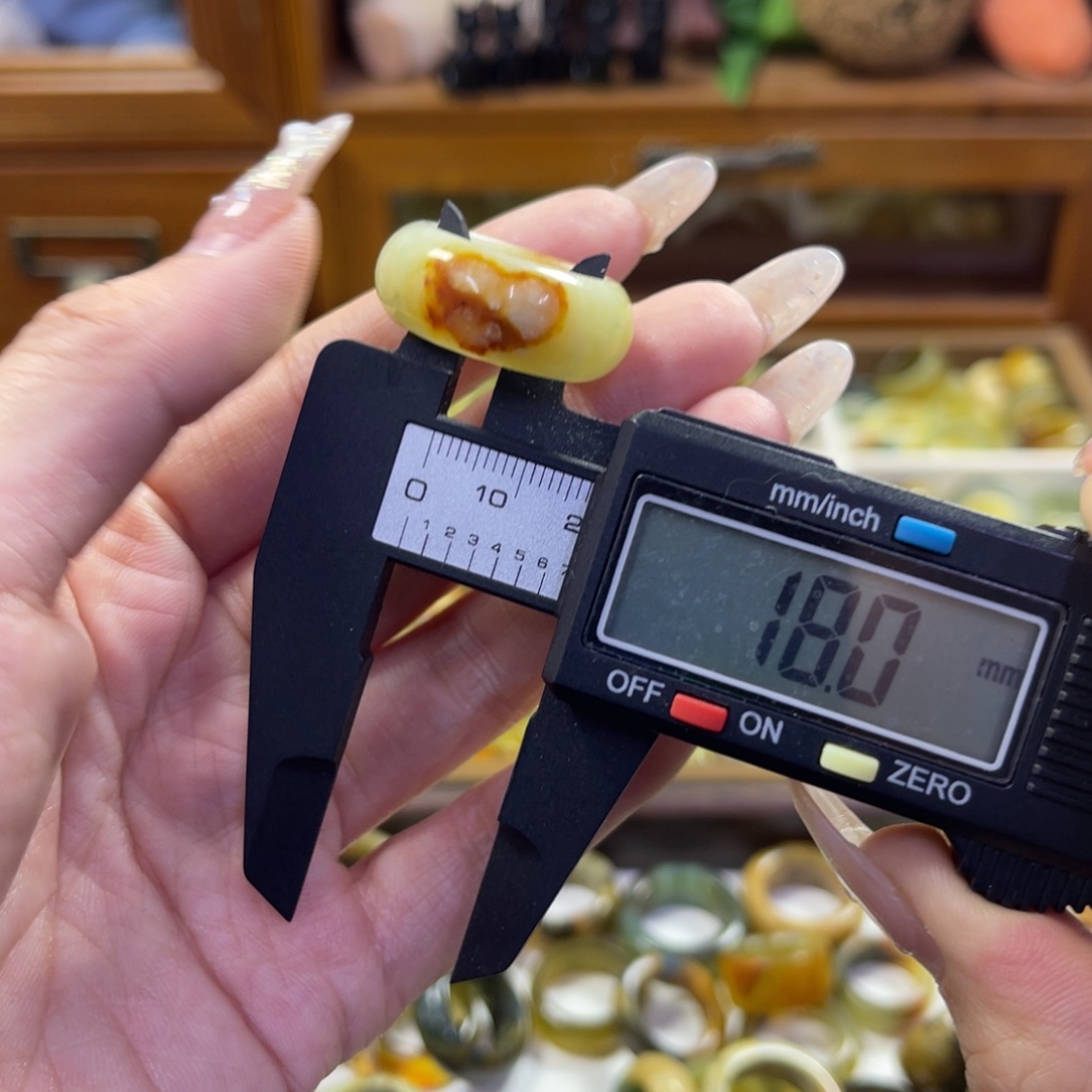 蛇纹石玉未镶嵌手镯83