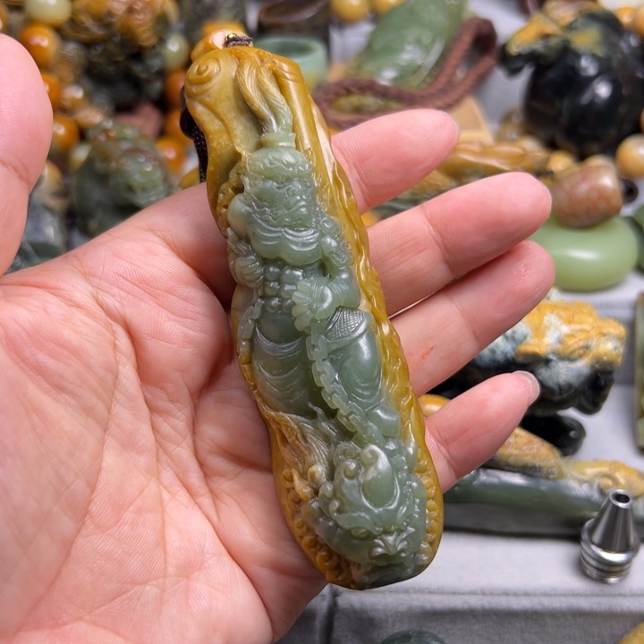 未镶嵌岫岩河磨玉（透闪石质玉）把件