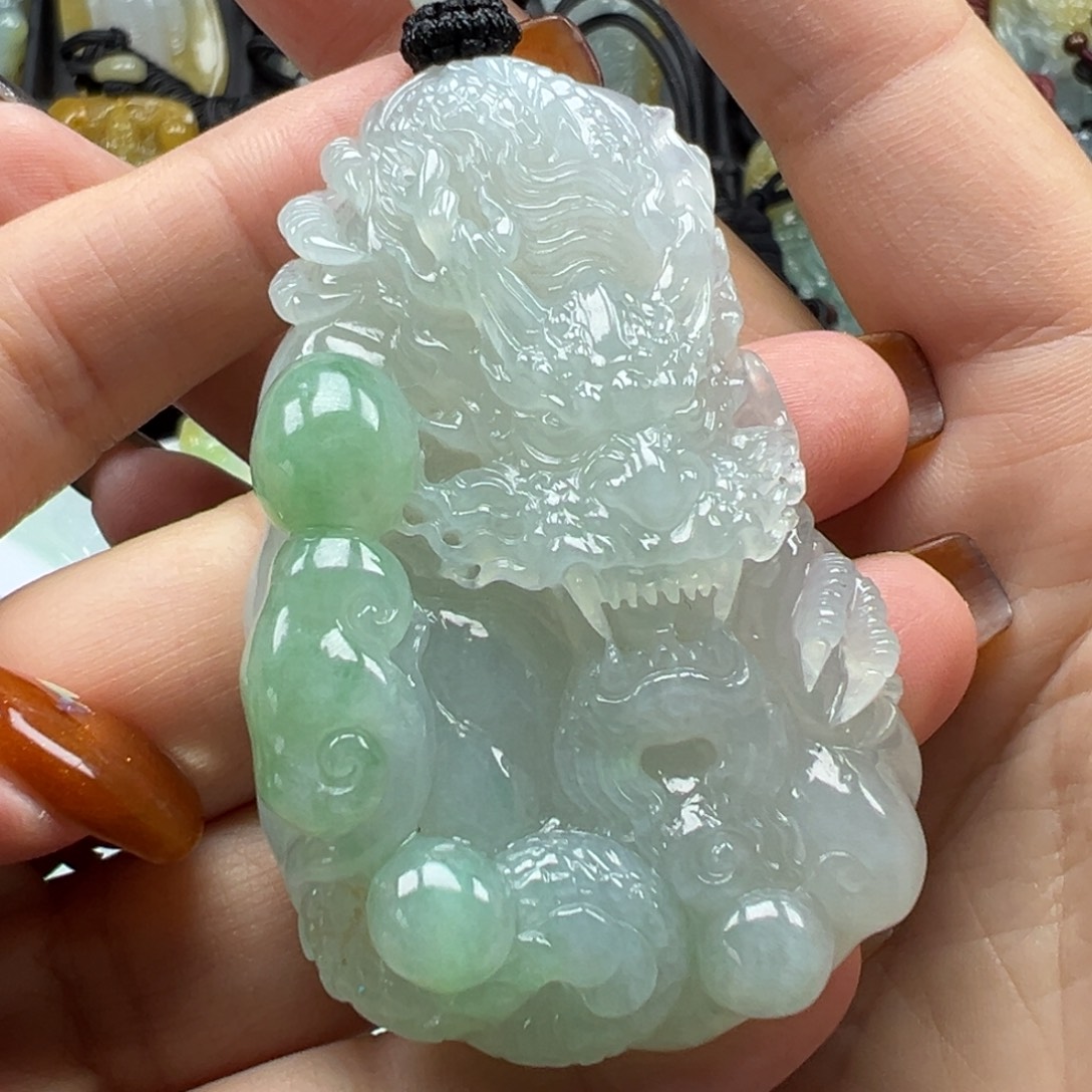 翡翠未镶嵌颈饰龙