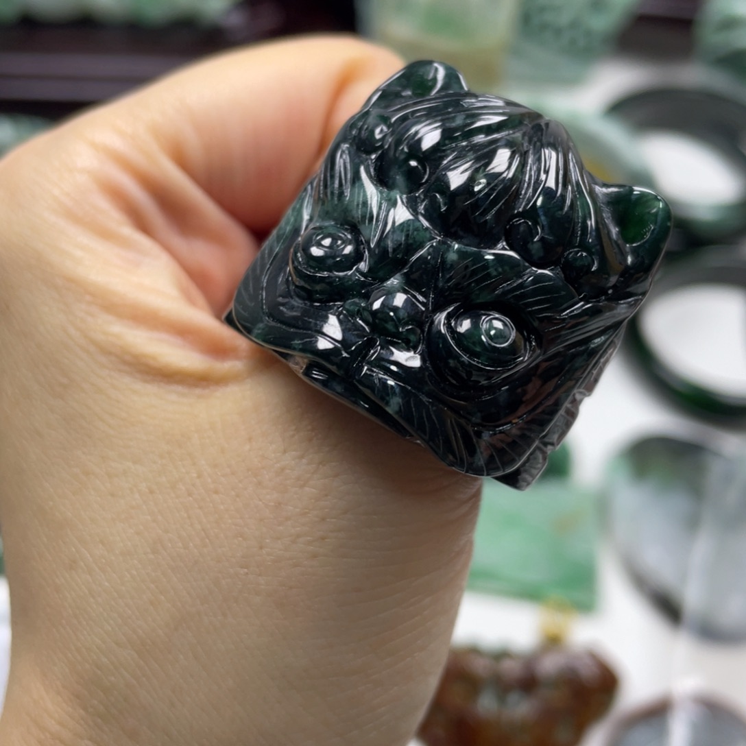 翡翠未镶嵌颈饰牌子