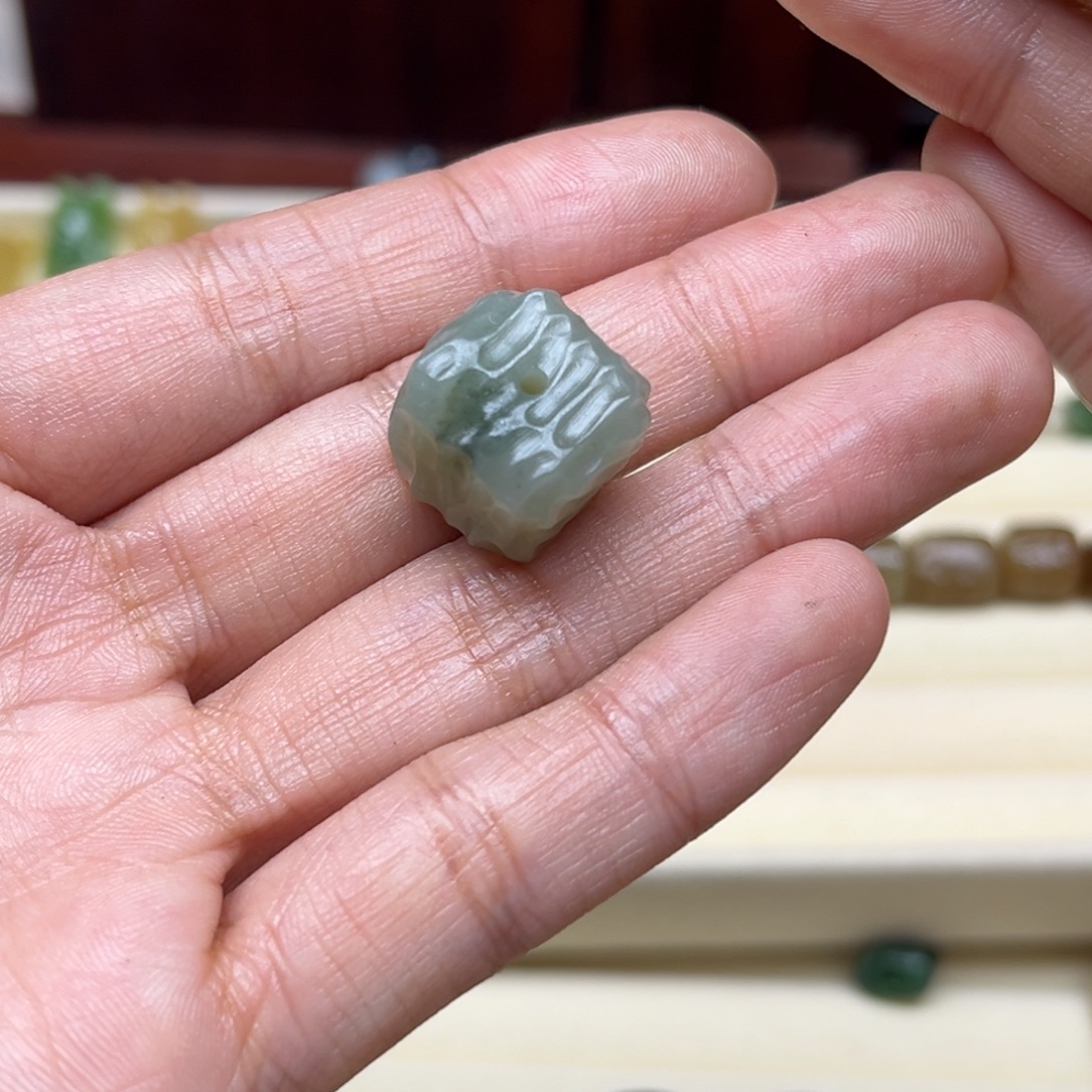 兜***米和田玉未镶嵌珠宝半成品