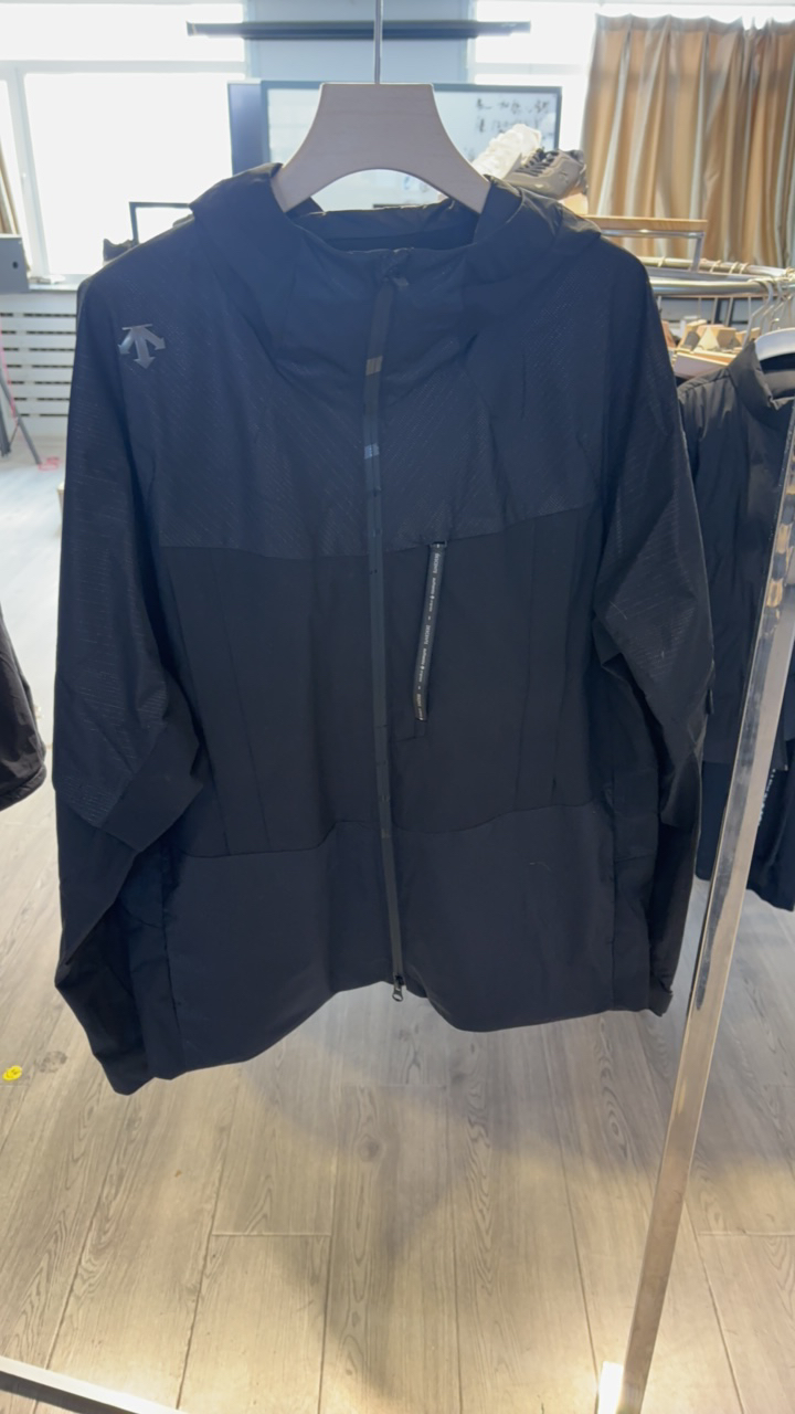 黑色静版冲锋衣连帽款L码