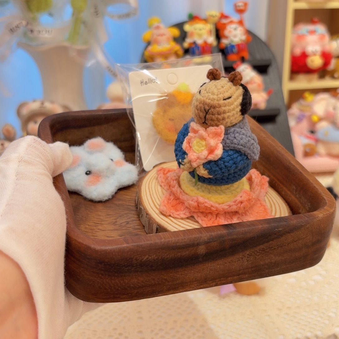 针织品两个发夹和卡皮摆件