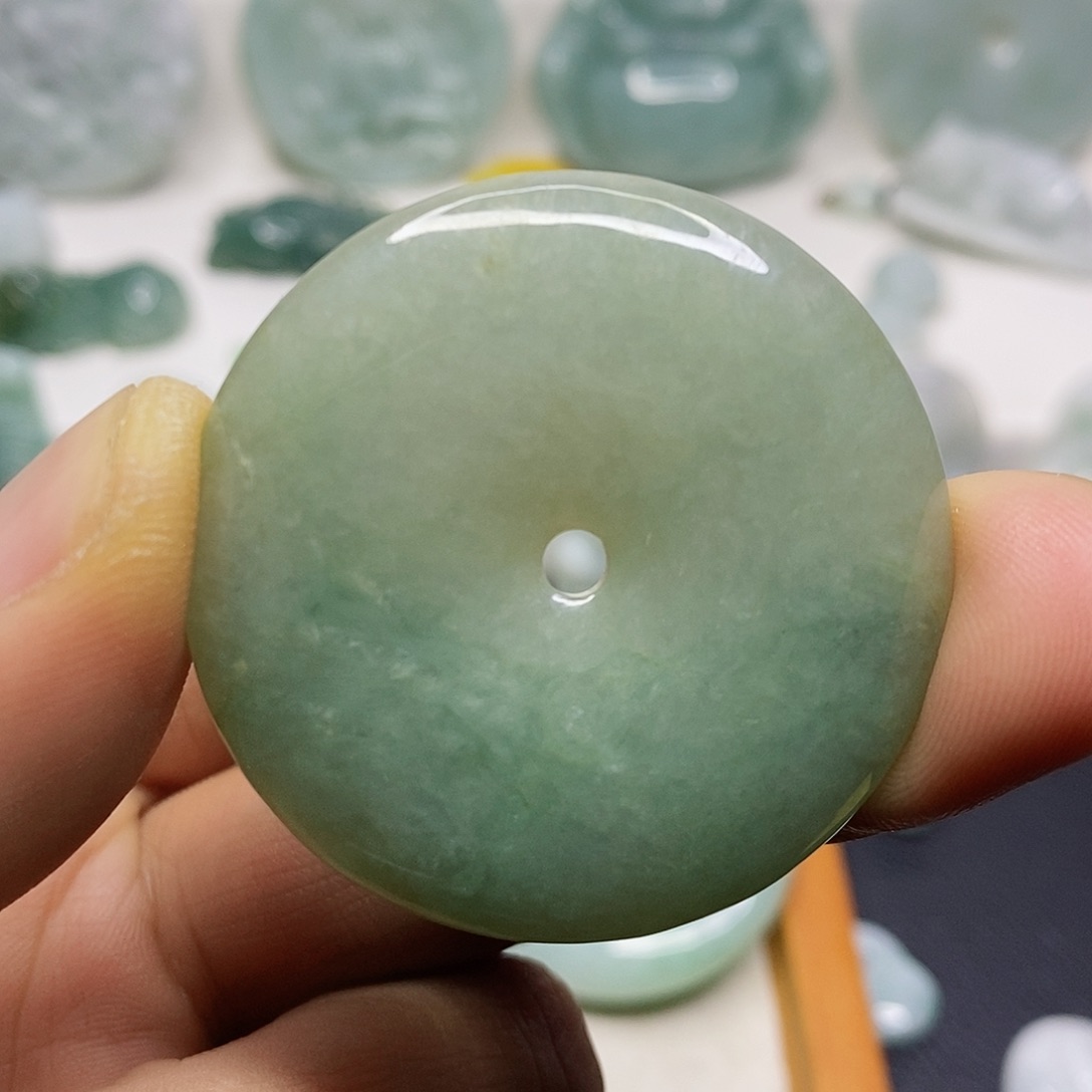 翡翠颈饰未镶嵌稻**村