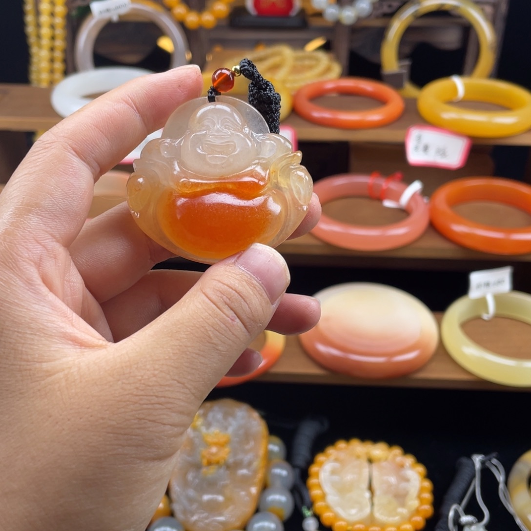 未镶嵌石英质玉（黄龙玉）颈饰佛公