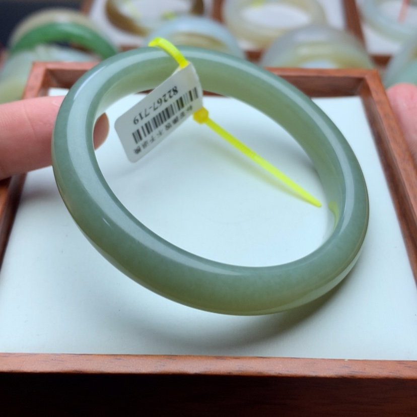 【闪购商品】和田玉手镯未镶嵌56