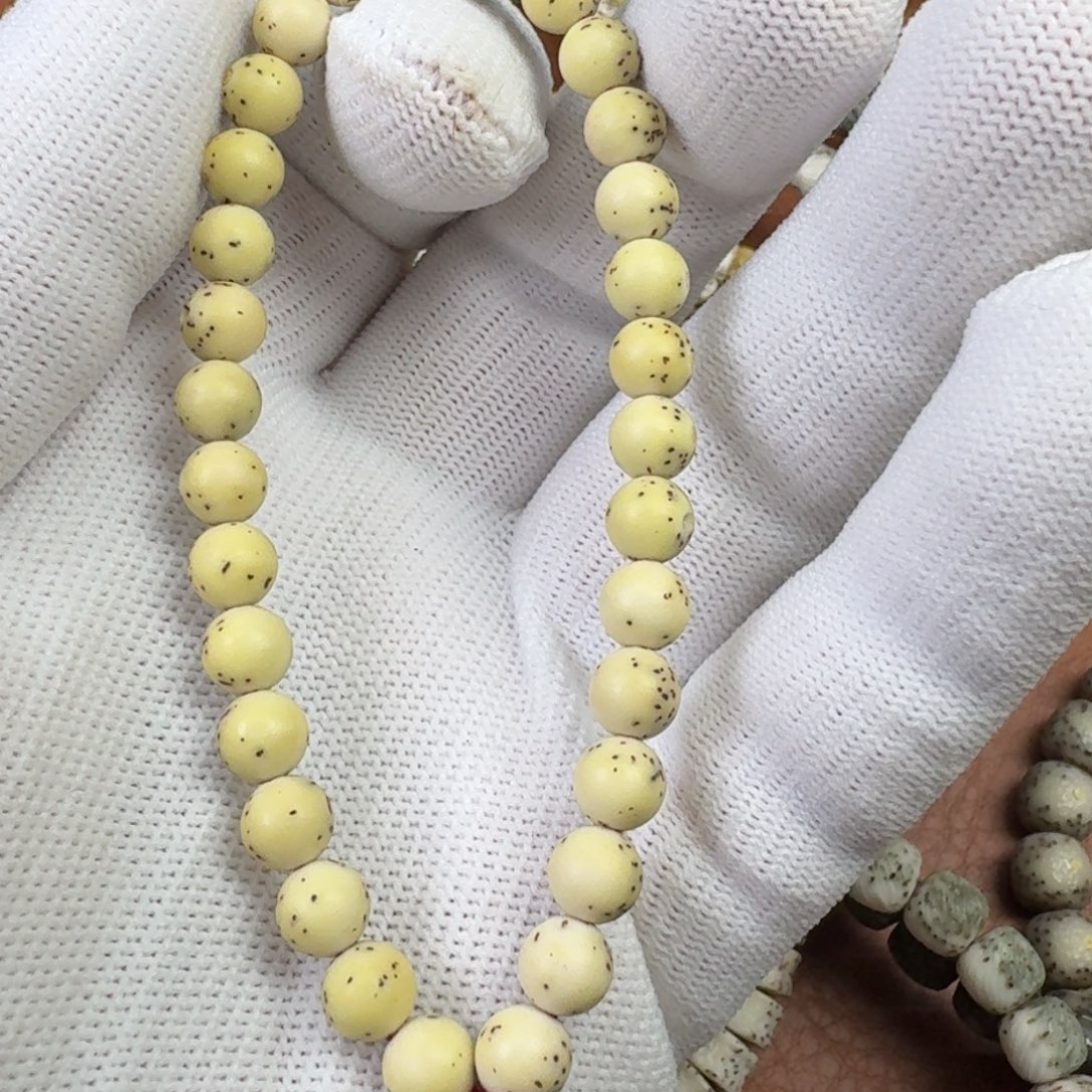 星月菩提吊坠鸡油黄龙蛋手持