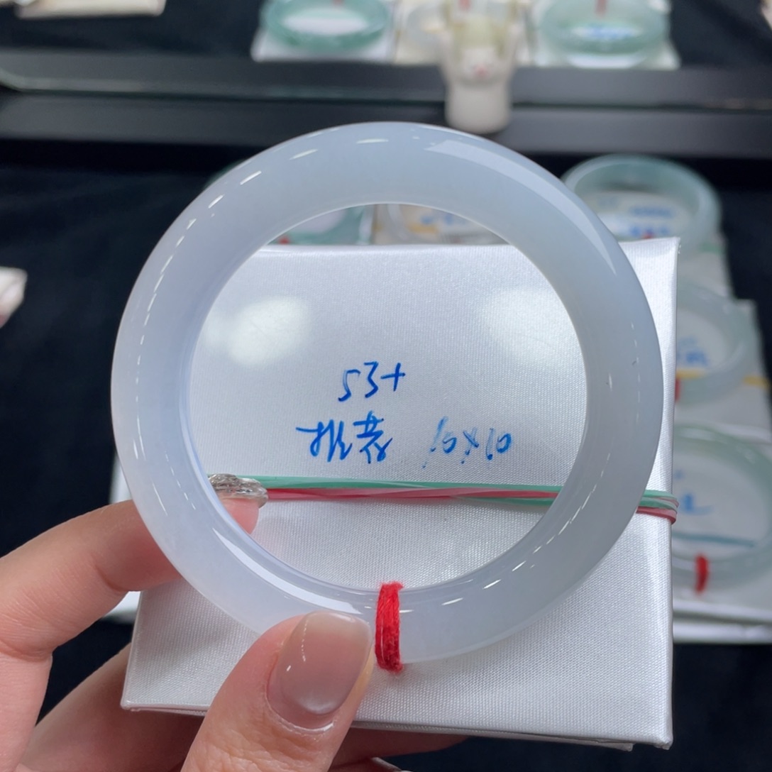 翡翠手镯未镶嵌翡翠