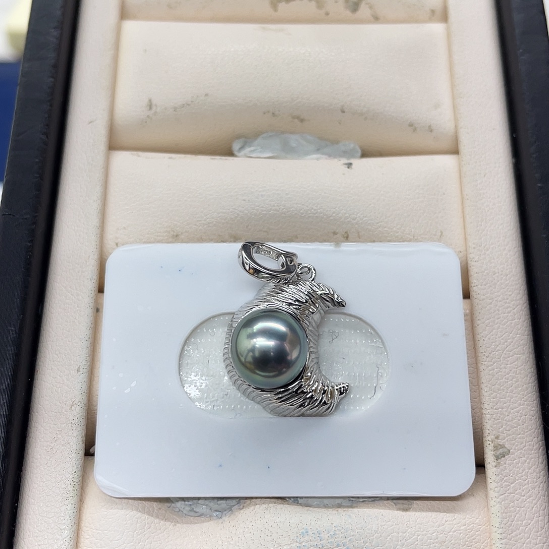 银S925镶嵌海水珍珠颈饰绿色牛角包吊坠10-11mm