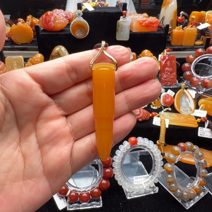 未镶嵌石英质玉（黄龙玉）颈饰