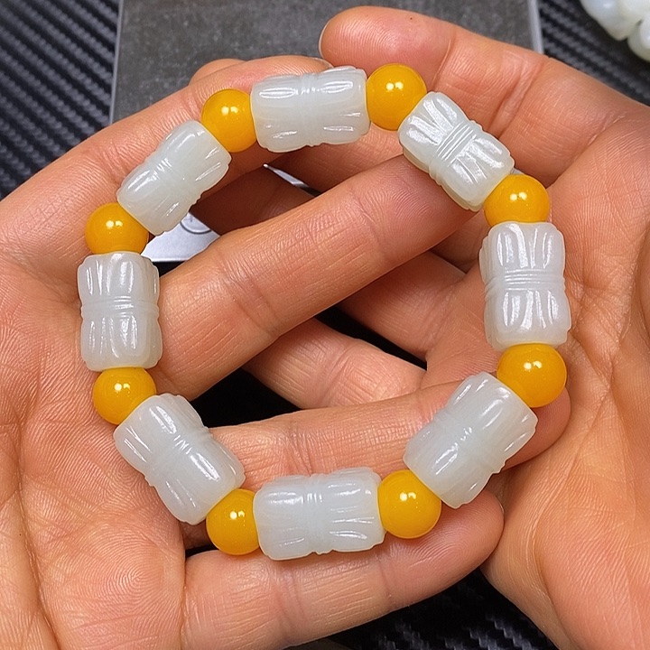 颈饰未镶嵌和田玉贩**卒