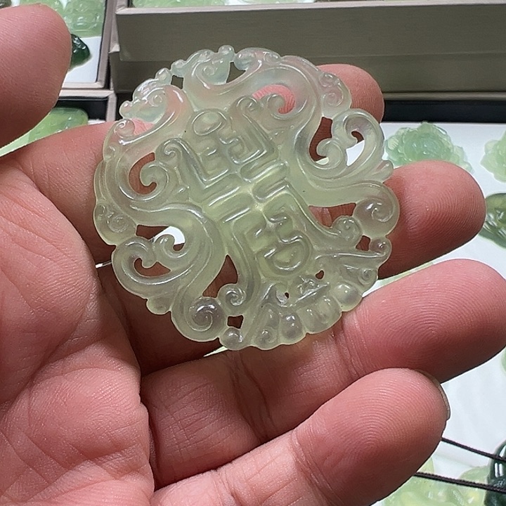 蛇纹石玉颈饰未镶嵌