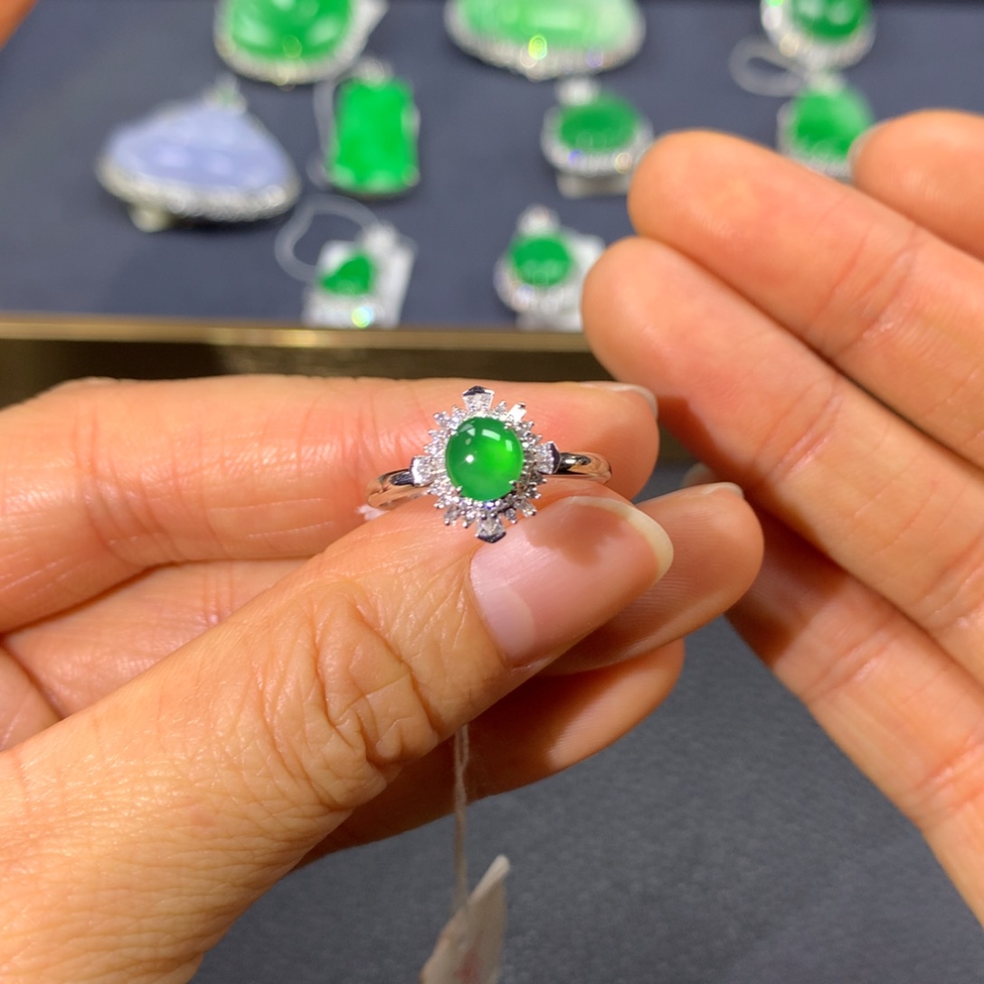 翡翠戒指18K金镶嵌郑*肉翡翠