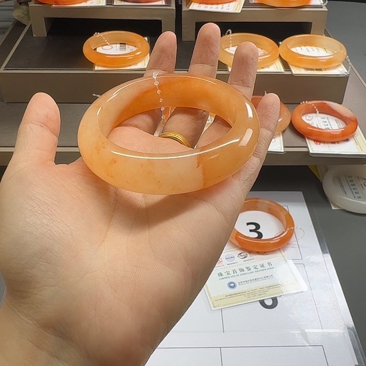 M***.石英质玉（黄龙玉）未镶嵌颈饰