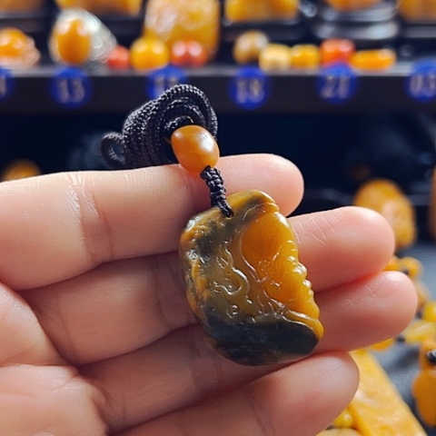 田黄石乌鸦皮石挂件