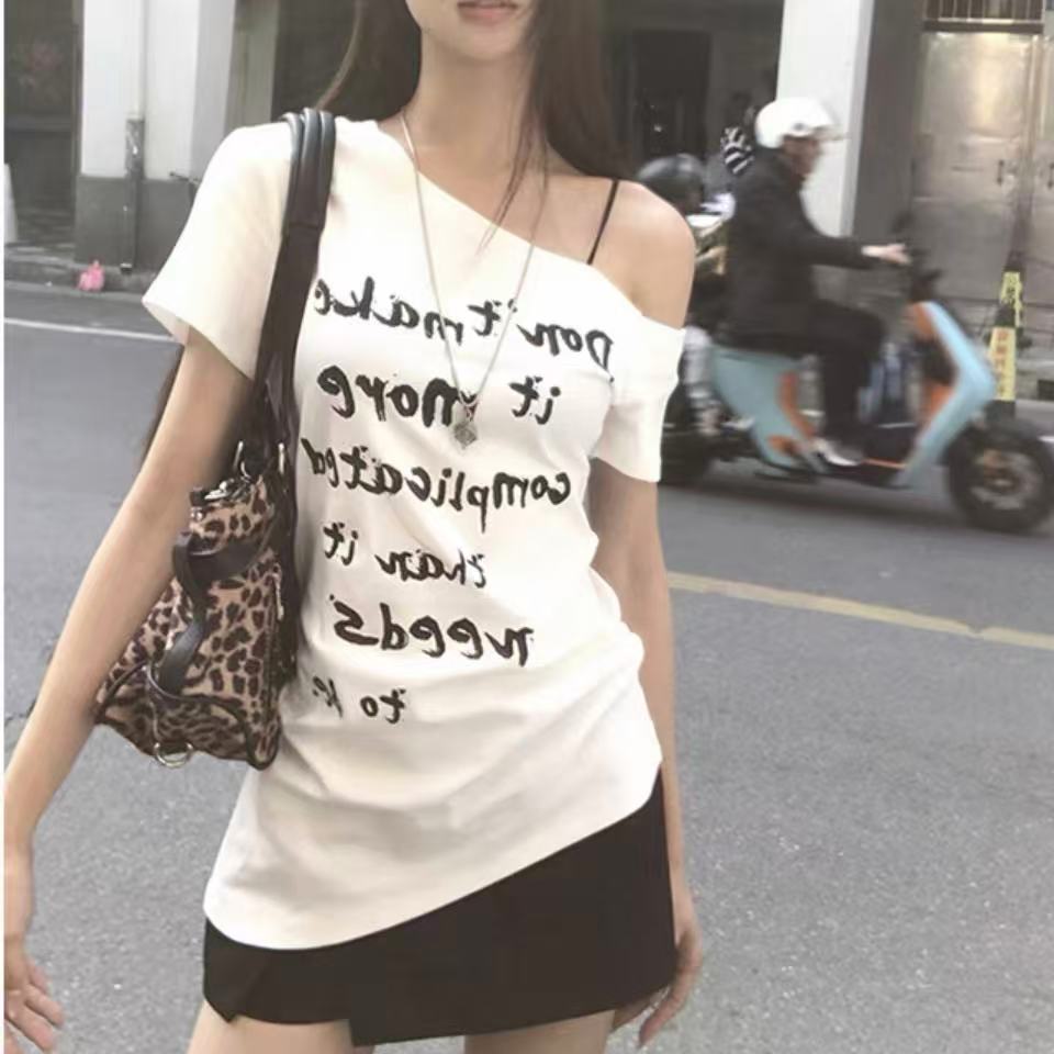 [胖鹅张]辣妹字母印花不规则斜肩T恤#1176[实物以直播间展示为准]