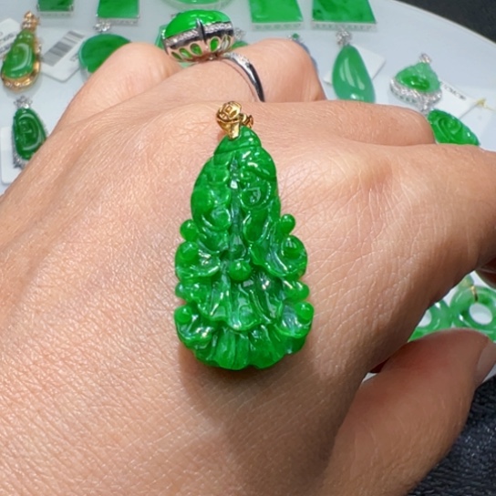 颈饰18K金镶嵌翡翠