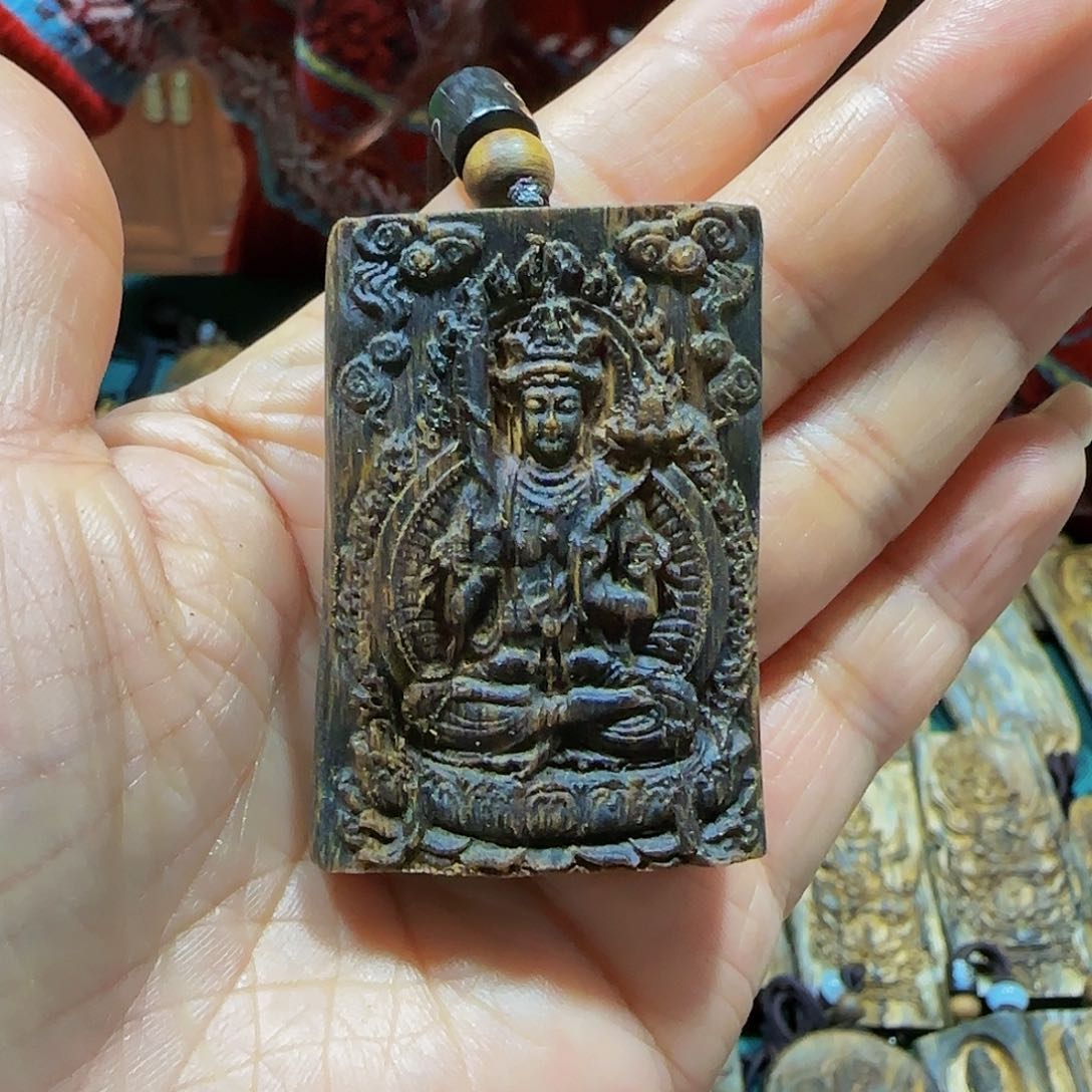 沉香吊坠海南白奇乌身老料雕刻虚空带绳17.7克