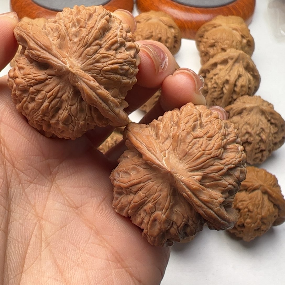 文玩核桃吊坠血麒麟40全品