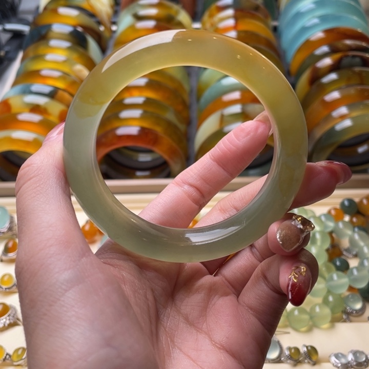 蛇纹石玉手镯未镶嵌?***乖