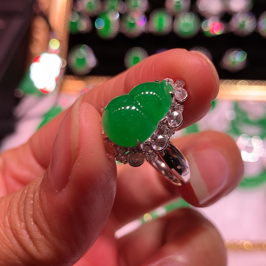 翡翠戒指18K金镶嵌缅甸翡翠