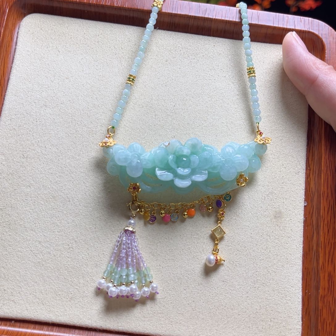 翡翠颈饰未镶嵌繁花似锦