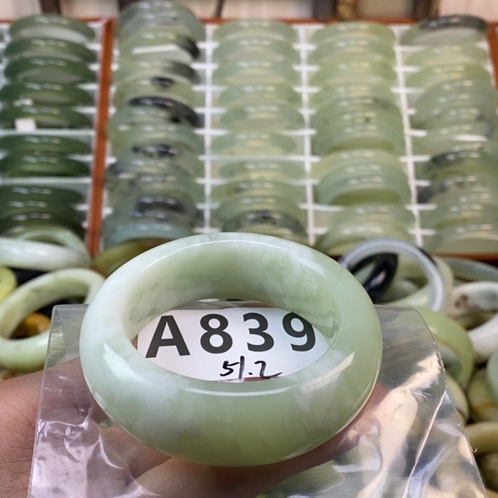 张***语蛇纹石玉未镶嵌手镯