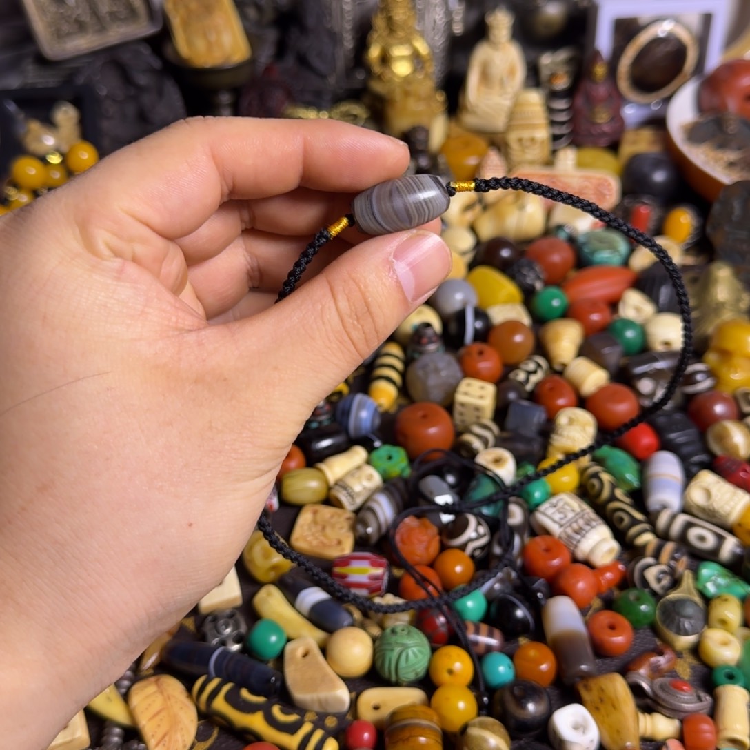 琉璃颈饰如图如图珠子