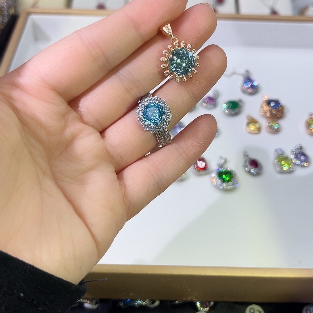 莫桑石非金属K K枚太阳花五卡吊坠（换蓝玫瑰）