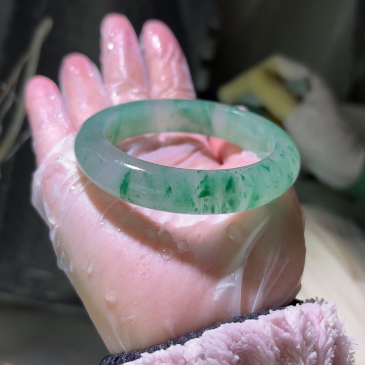 娇***傲石英质玉（非洲翠）未镶嵌手镯定制