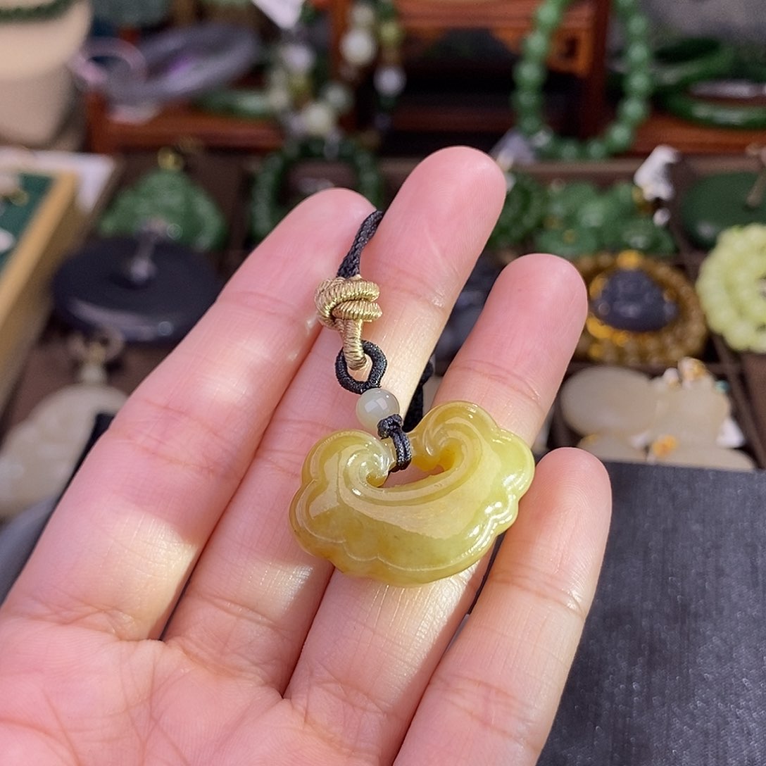 和田玉糖料老料吊坠如意锁清货价未镶嵌