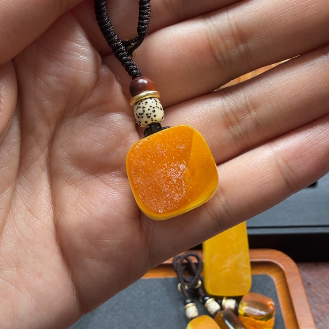 琥珀吊坠(赠链)未镶嵌