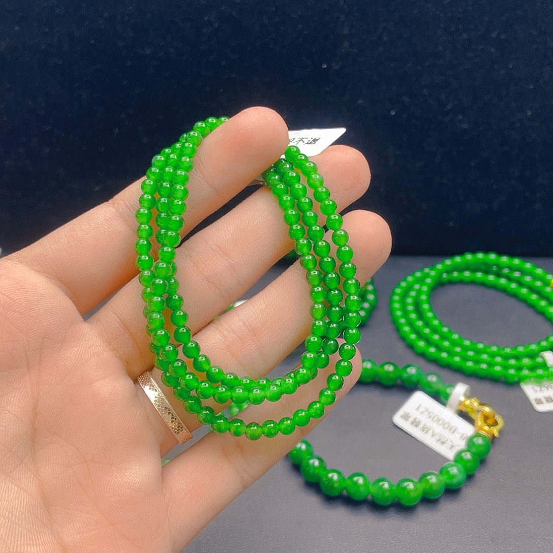 翡翠未镶嵌颈饰     