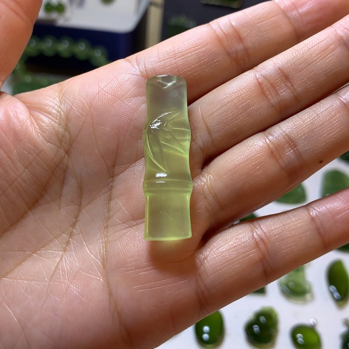 岫玉未镶嵌颈饰吊坠