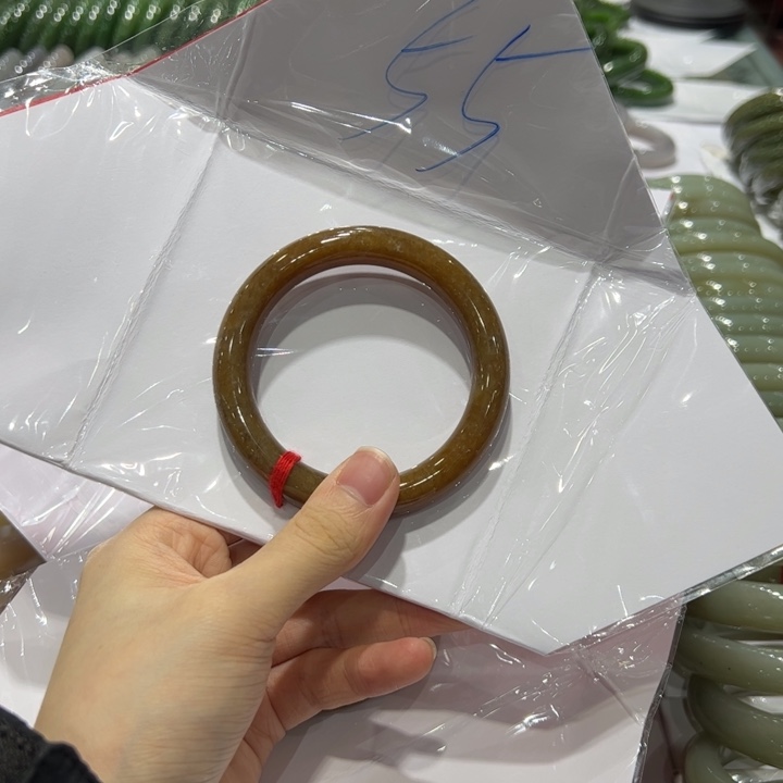 拾***月和田玉未镶嵌手镯