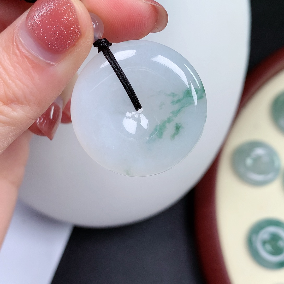 翡翠颈饰未镶嵌平安扣