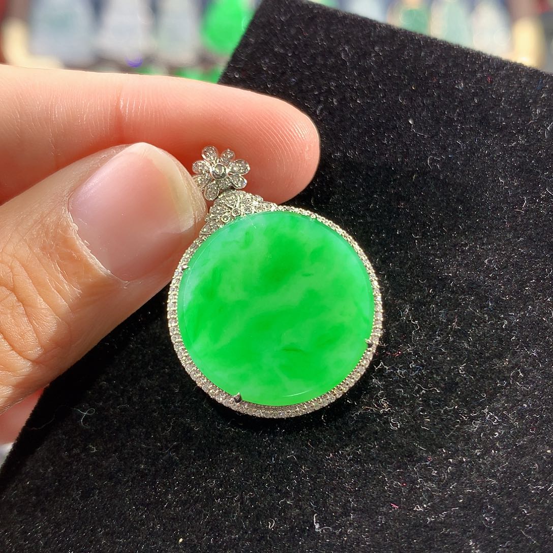 翡翠18K金镶嵌颈饰