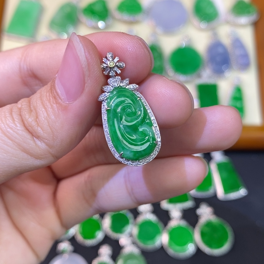 翡翠吊坠(不含链)18K金镶嵌