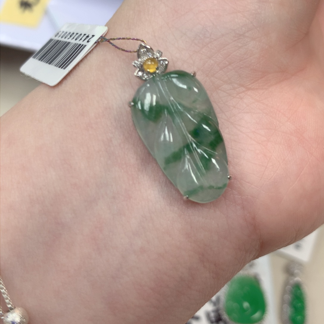 翡翠颈饰18K金镶嵌叶子