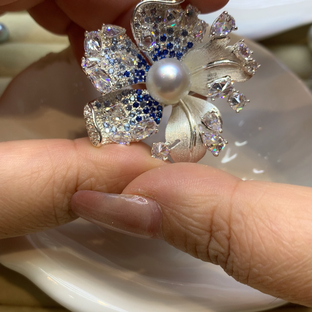 未镶嵌胸饰海水珍珠