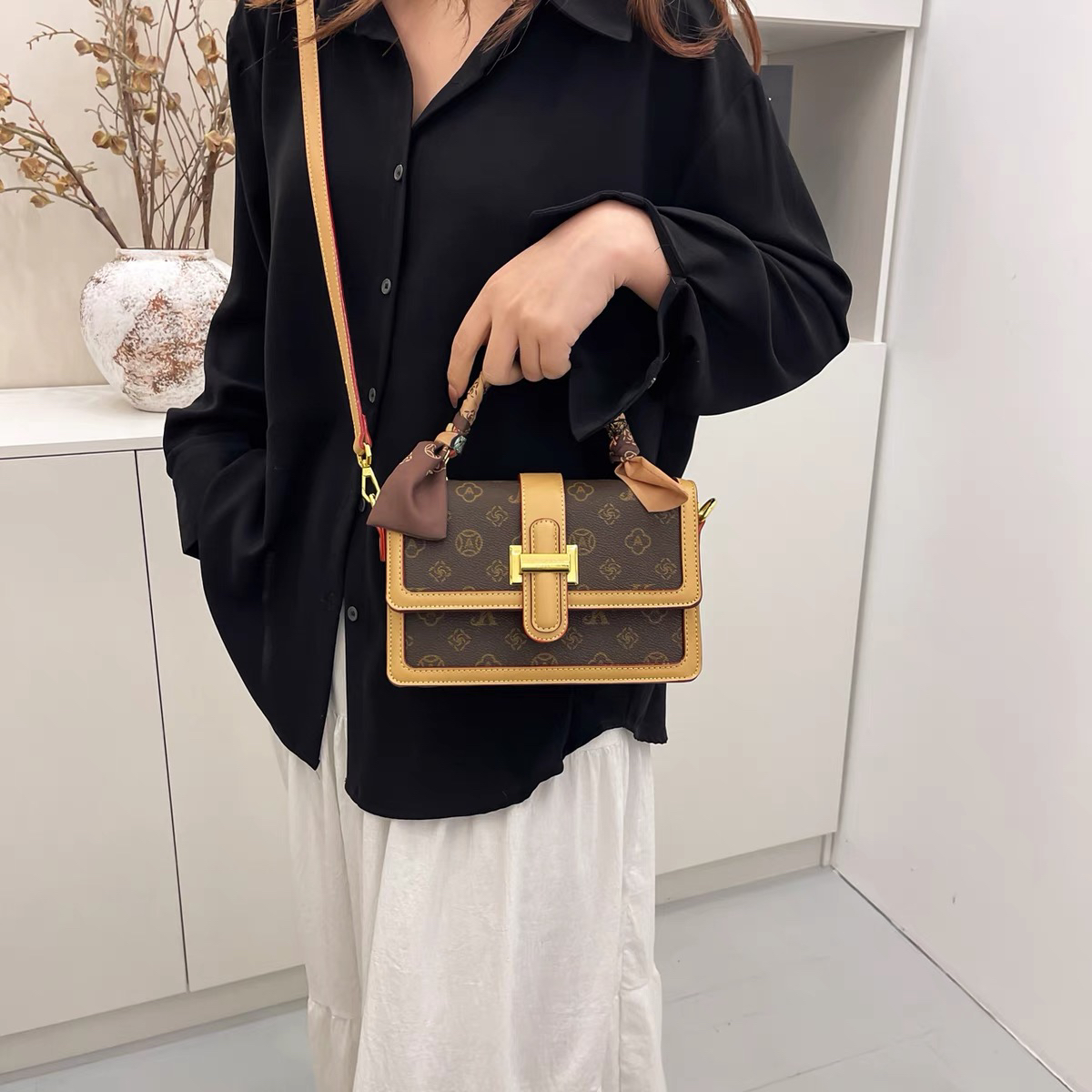 新疆包邮洋洋女包字母印花小方包【165050】