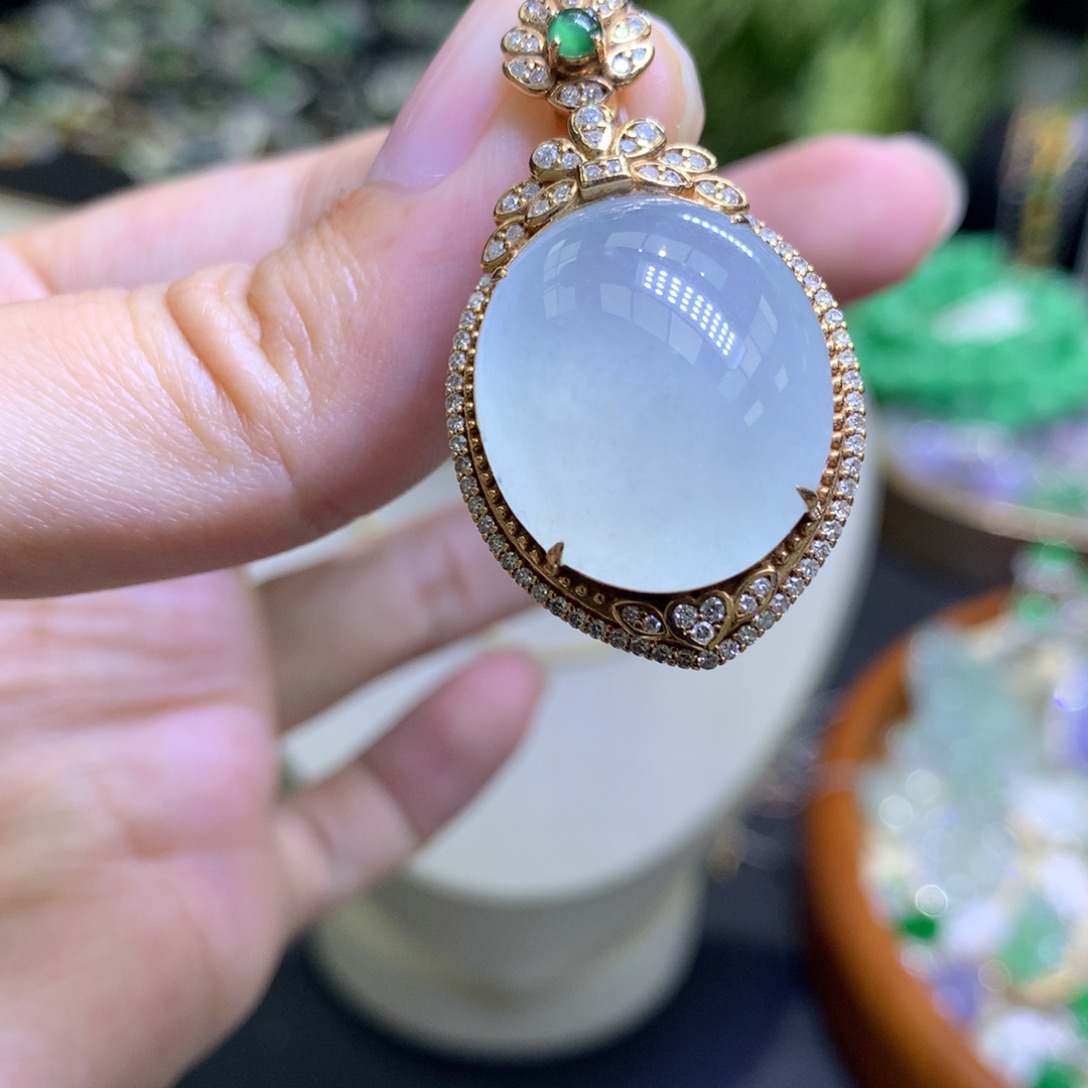 颈饰18K金镶嵌翡翠